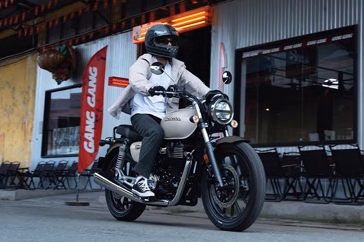 Honda CB350 H’ness 2025 sẽ được mở bán vào ngày 12/10/2025 tại hệ thống Cửa hàng CB ủy nhiệm với chế độ bảo hành 3 năm hoặc 30.000 km (tùy theo điều kiện nào đến trước). Giá bán lẻ đề xuất của mẫu xe năm nay là 129,99 triệu đồng (bao gồm 10% thuế GTGT).