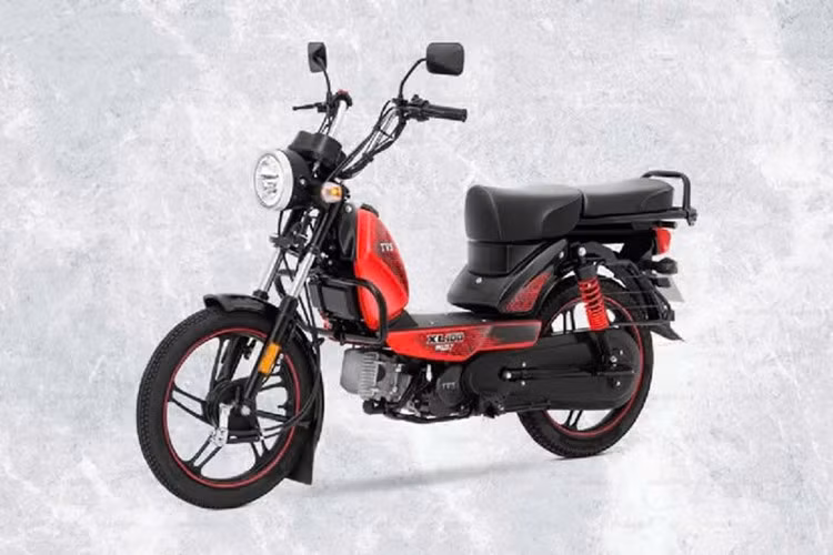 TVS XL100 Heavy Duty Alloy Wheel 2025 - là phiên bản cao cấp nhất trong dòng xe mày giá rẻ TVS XL100, được trang bị các tính năng cải tiến đáng chú ý nhằm nâng cao trải nghiệm người dùng về mặt an toàn, tiện nghi và thẩm mỹ.