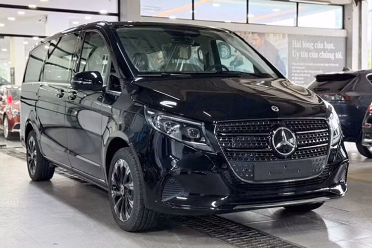 Điểm nhấn của V-Class 2025 nằm ở việc các công nghệ hỗ trợ lái tiên tiến (ADAS) đã được trang bị ngay từ bản tiêu chuẩn, bao gồm: cảnh báo điểm mù, hỗ trợ phanh chủ động, ga tự động thích ứng, hỗ trợ giữ làn đường, camera 360 độ và cảm biến áp suất lốp… Đây là bước nâng cấp quan trọng, giúp V-Class 2025 trở thành một trong những mẫu MPV an toàn nhất phân khúc tại Việt Nam.