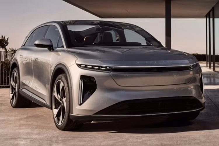 Lucid Gravity EV ﻿Lucid tiếp tục tạo dấu ấn với Gravity - SUV điện hạng sang có phạm vi hoạt động tới 724 km. Xe sở hữu cụm pin có dung lượng 123 kWh và công nghệ sạc siêu nhanh 400 kW cho phép xe có thể chạy thêm 322 km chỉ sau 11 phút cắm sạc. Với công suất 828 mã lực, Gravity không chỉ là chiếc SUV gia đình, mà còn là đối thủ đáng gờm với Tesla Model X và Mercedes EQS SUV.