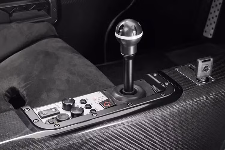 Trước đó, chiếc F1 này được mua thông qua cựu Giám đốc McLaren Cars - David Clark và đưa về McLaren để bảo dưỡng toàn diện. Tiếp đó, xe được chuyển đến chủ nhân sống tại New York khoảng 3 năm trước khi về California.