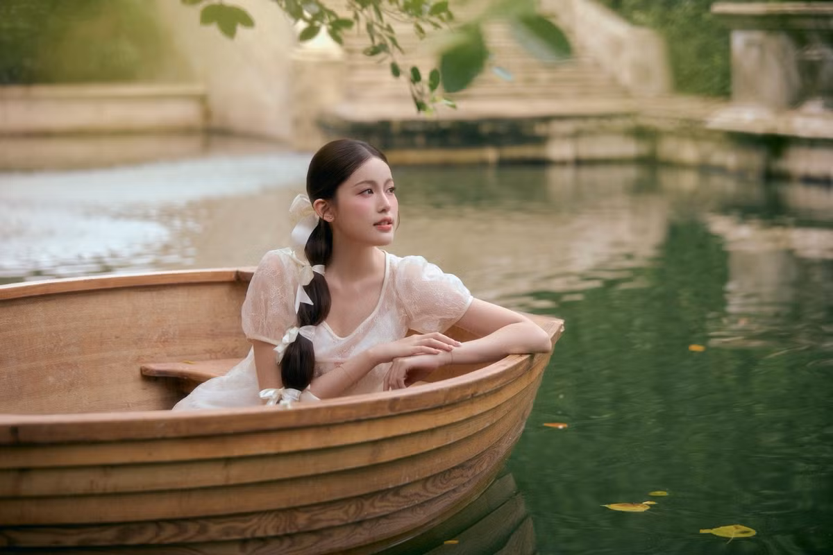Không chỉ dừng lại ở vẻ đẹp ngoại hình, Tăng Mỹ Hàn còn ghi điểm bởi phong thái dịu dàng, thanh lịch và có phần đài các. Cô luôn xuất hiện với trang phục tinh tế, nhẹ nhàng nhưng vẫn toát lên vẻ sang trọng.