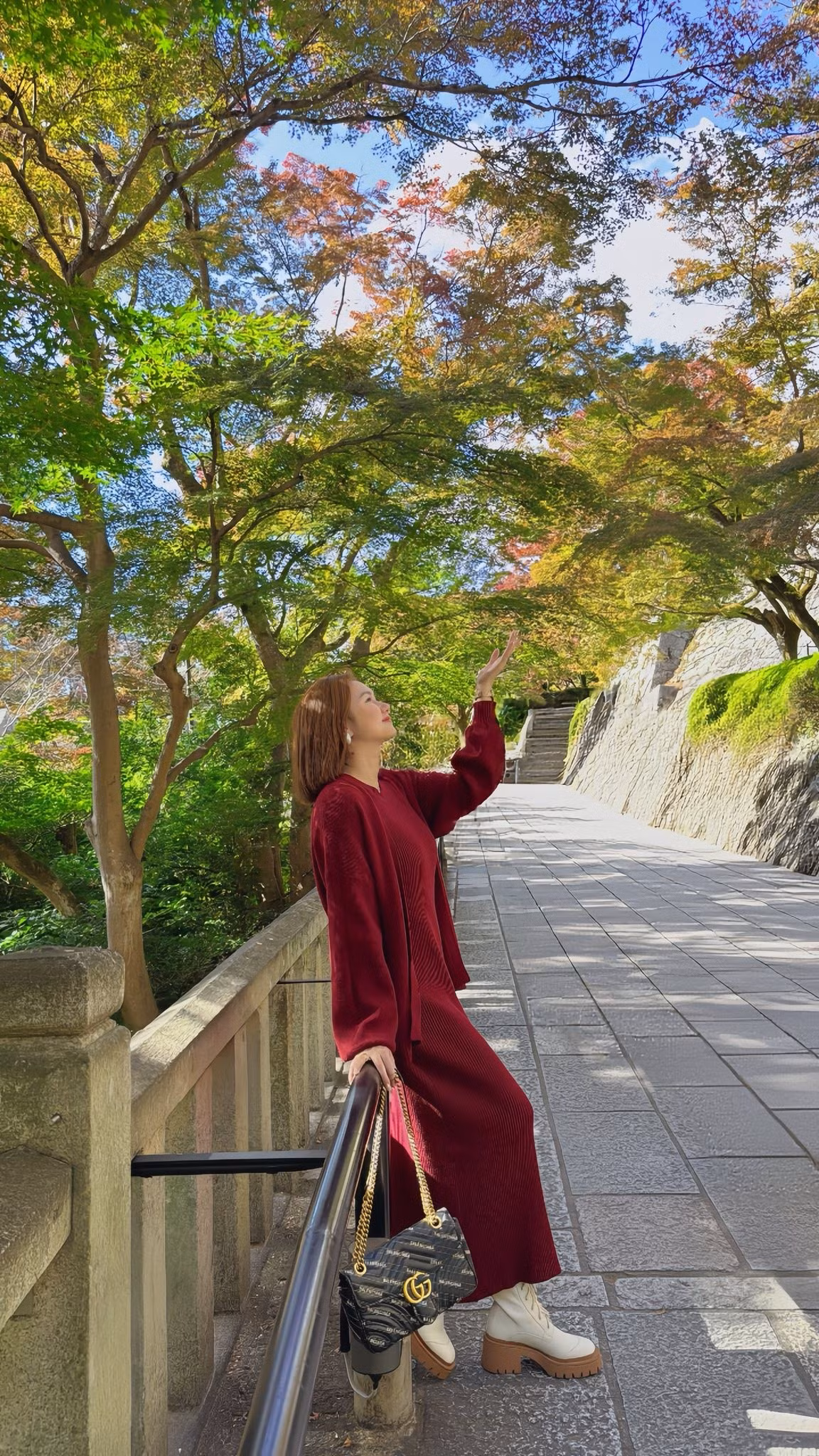 Cách đây không lâu, Hương Giang từng gây chú ý khi chia sẻ trạng thái kỷ niệm 3 năm gắn bó với chồng doanh nhân. Bài đăng nhanh chóng nhận được hàng chục nghìn lượt thích và bình luận từ khán giả, đồng nghiệp.
