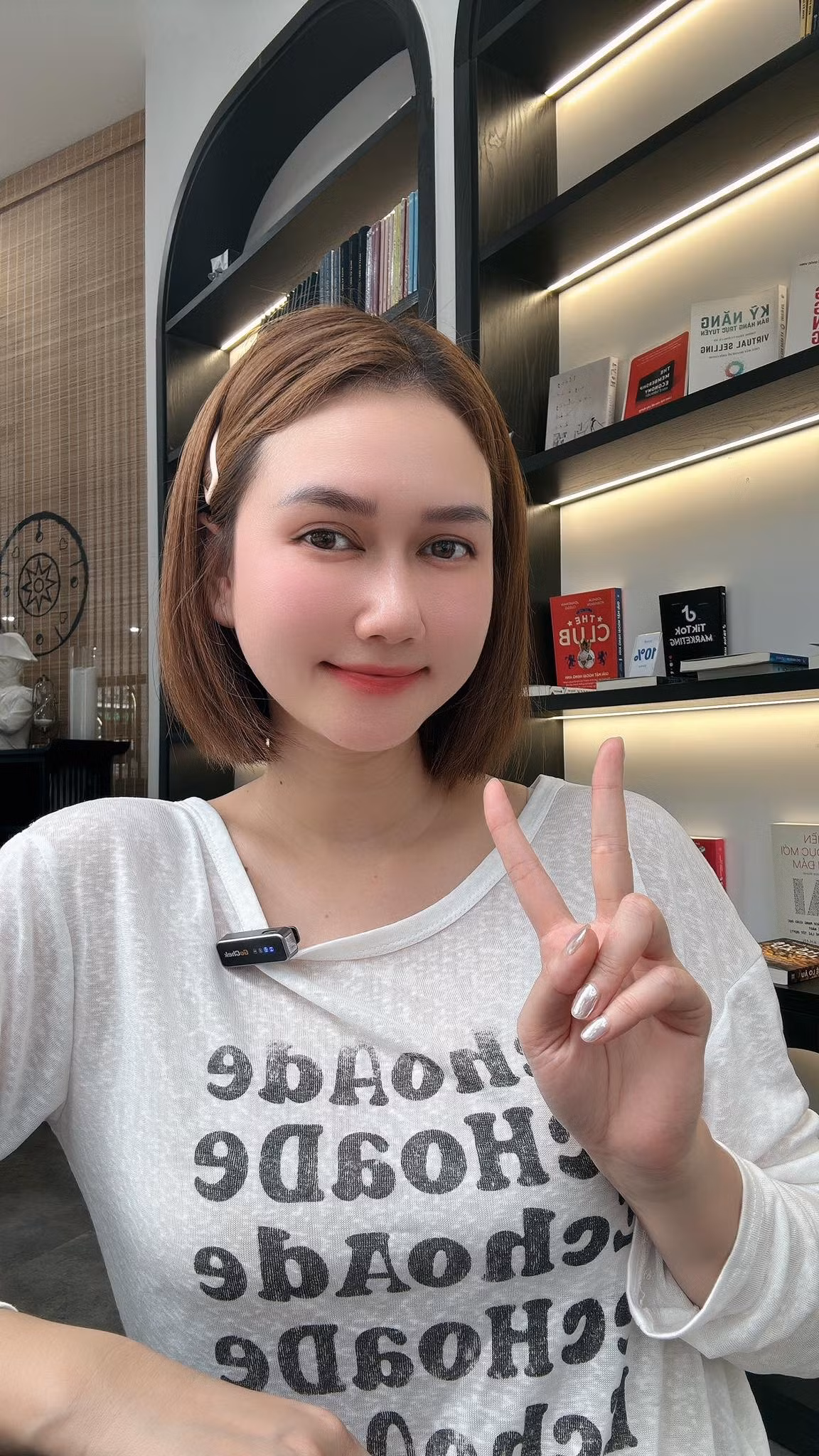 Được biết, chồng của Hương Giang là doanh nhân sinh năm 1978, hơn cô 11 tuổi. Anh được nhận xét là người hướng nội, điềm tĩnh, ít xuất hiện trước truyền thông. Theo nữ diễn viên, sự chín chắn và tử tế của anh chính là điều giúp cô cảm thấy an toàn và bình yên trong mối quan hệ.