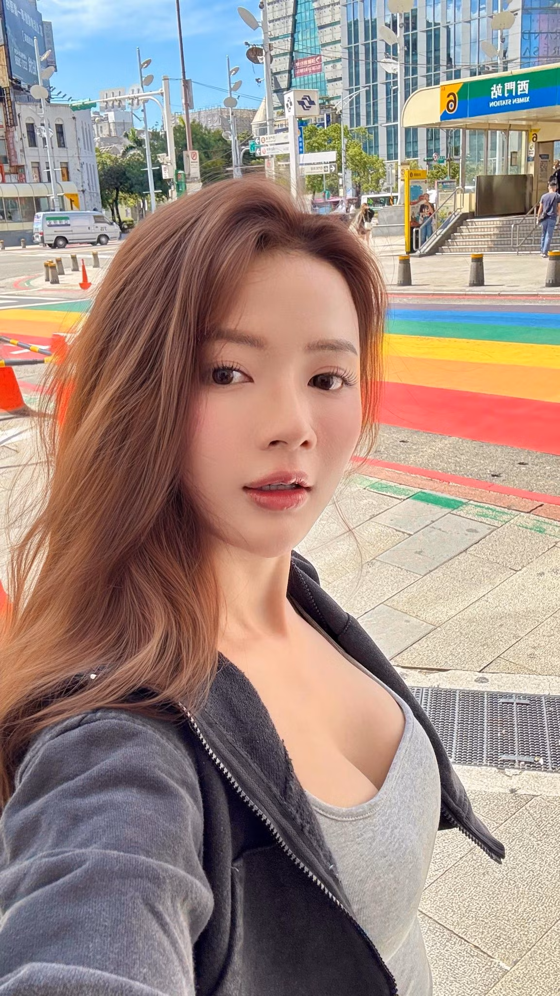 Sự tự nhiên này vô tình lại tạo nên sức hút riêng, khiến nhiều người nhận xét nàng hot girl mang vẻ đẹp “nhìn càng lâu càng cuốn”.