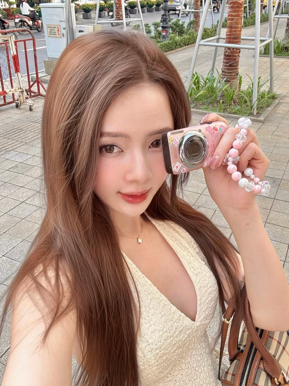 Hiện tại, trang cá nhân của Lan Hương đang thu hút lượng lớn người theo dõi. Nhiều thương hiệu thời trang, mỹ phẩm cũng bắt đầu chú ý và mong muốn hợp tác cùng cô nàng.