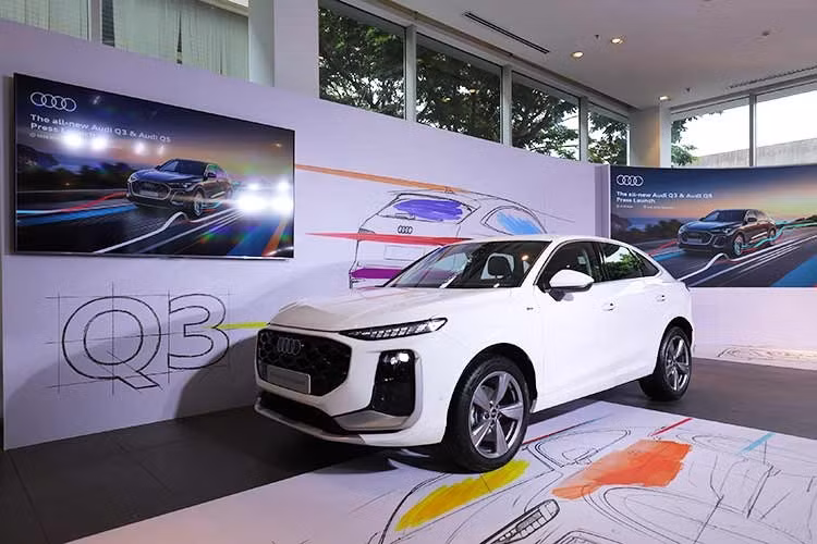 Còn với Audi Q3 2026, mẫu xe này đã được nâng cấp toàn diện theo hướng hiện đại hóa trải nghiệm người dùng. Mẫu SUV cỡ nhỏ hạng sang sở hữu ngoại hình sắc nét hơn với tỷ lệ thân xe khỏe khoắn, kết hợp nhiều chi tiết mang đậm dấu ấn công nghệ.