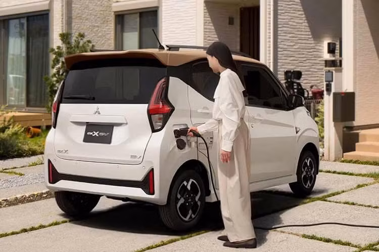 Mitsubishi vẫn giữ cụm đèn pha tách tầng nhưng kết hợp với một dải đèn mảnh phát sáng tại vị trí trước đây thuộc về lưới tản nhiệt. Bên dưới là các khe hút gió nhỏ hơn. Thiết kế mới mang lại diện mạo gọn gàng và thân thiện hơn cho mẫu xe kei car thuần điện này.