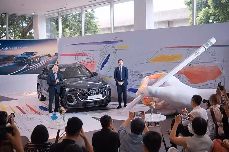 Audi Việt Nam vừa chính thức giới thiệu bộ đôi SUV chiến lược toàn cầu Audi Q3 và Audi Q5 thế hệ hoàn toàn mới tại thị trường Việt Nam. Mỗi dòng xe đều có hai biến thể gồm SUV tiêu chuẩn và Sportback, mở rộng lựa chọn cho khách hàng ở hai phân khúc SUV hạng sang cỡ nhỏ và cỡ trung.