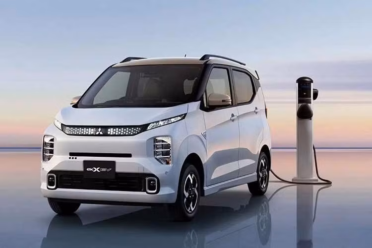 Mitsubishi eK Cross EV nâng cấp hiện đã nhận đặt hàng tại thị trường Nhật Bản với giá từ 2.446.400-3.214.200 Yên (khoảng 489-643 triệu đồng). Tuy nhiên, sau khi áp dụng các khoản trợ cấp xe điện tại Nhật Bản, giá khởi điểm giảm xuống còn 1.872.400 Yên (374 triệu đồng).