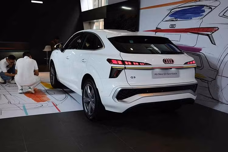 Audi Q3 SUV sử dụng gói thiết kế Advanced hướng đến sự sang trọng, trong khi Q3 Sportback được trang bị ngoại thất S line nhằm nhấn mạnh phong cách thể thao. Cả hai phiên bản đều sử dụng bộ mâm hợp kim 19 inch, đi kèm hệ thống đèn LED Plus phía trước, đèn hậu LED Pro và logo Audi phát sáng phía sau.