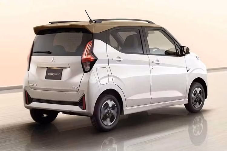 Ngoài Nissan Sakura EV dùng chung nhiều nền tảng kỹ thuật, đối thủ chính của Mitsubishi eK Cross EV là Honda N-One e:. Bên cạnh đó, BYD Racco sắp ra mắt thị trường Nhật Bản cũng được xem là một mối đe dọa đáng kể.