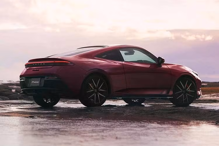Mới đây, Honda Nhật Bản tiếp tục giới thiệu phiên bản đặc biệt mang tên Honda Prelude 2027 Limited Edition, dành riêng cho thị trường nội địa với số lượng sản xuất giới hạn. Xe có giá 6.306.300 yên (tương đương hơn 1 tỷ đồng), cao hơn bản tiêu chuẩn khoảng 126.200 yên.