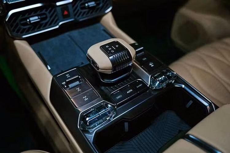 Chery Stockman sẽ chính thức xuất hiện tại thị trường Úc vào quý IV/2026 với tư cách mẫu xe bán tải hybrid sạc điện (PHEV) chạy bằng dầu diesel đầu tiên ở quốc gia này. Xe có cấu hình cabin kép, chiều dài 5.450 mm, sử dụng khung gầm hình thang và thiết kế đậm chất địa hình với cụm đèn LED tròn, các vòm bánh xe cơ bắp cùng nhiều chi tiết ốp nhựa bảo vệ.