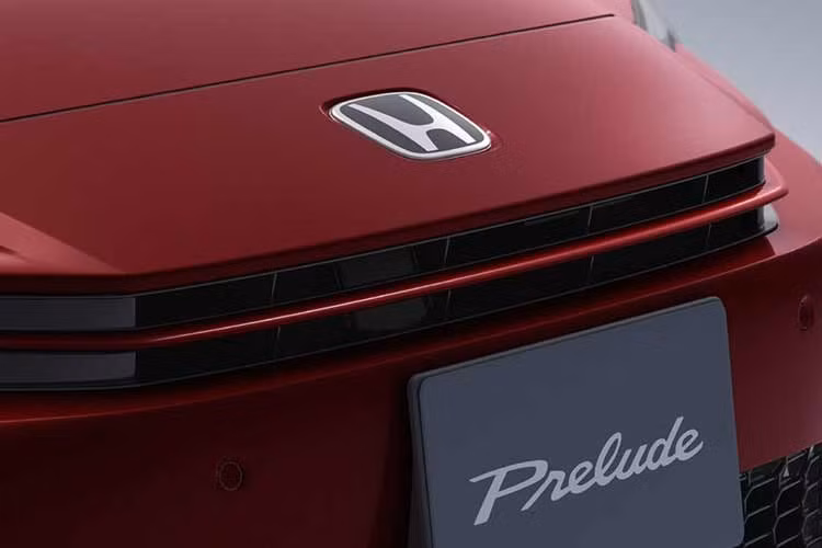 Về cơ bản, Prelude 2027 Limited Edition vẫn giữ nguyên nền tảng của bản tiêu chuẩn nhưng được bổ sung nhiều chi tiết thiết kế riêng nhằm tạo dấu ấn khác biệt, tập trung nhiều hơn vào sự sang trọng và tinh tế thay vì nhấn mạnh chất thể thao.