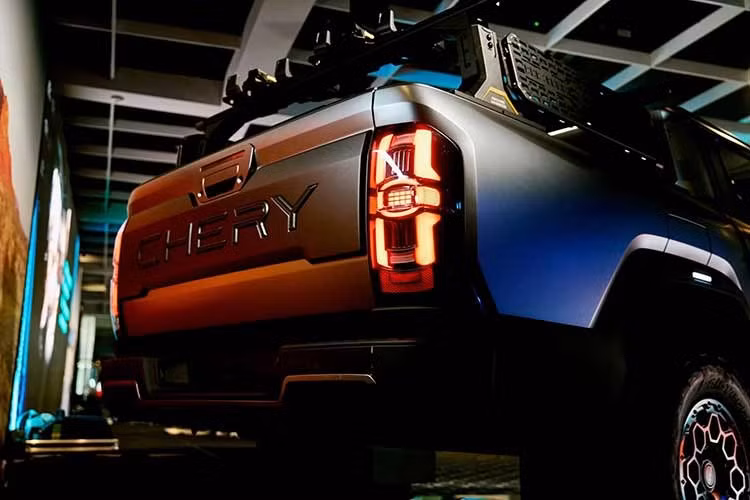 Hãng xe Ấn Độ Mahindra cũng từng sử dụng cái tên Stockman tại thị trường Australia cho các mẫu xe tải phát triển từ Jeep Willys theo giấy phép vào đầu thập niên 1990. Dù vậy, không có bên nào đăng ký nhãn hiệu cho tên gọi này, cho phép Chery tự do nắm trong tay quyền sở hữu trí tuệ đối với tên xe.