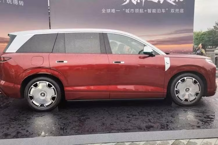 Đợt mở bán chính thức diễn ra sau chương trình nhận đặt cọc được triển khai từ Triển lãm Ô tô Bắc Kinh 2026. Cạnh tranh trong phân khúc xe gia đình cỡ lớn cao cấp, BYD Datang sử dụng kiến trúc điện áp cao 1.000V kết hợp bộ pin lithium-sắt-photphat (LFP) do BYD tự phát triển.