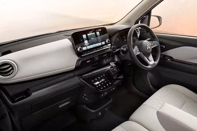 Bên trong khoang lái, Mitsubishi eK Cross EV được trang bị ổ cắm phụ kiện AC 100 V mới ở phần dưới mặt táp-lô, có khả năng cấp điện cho các thiết bị bên ngoài với công suất tối đa 1.500 W. Nhờ đó, mẫu xe điện này có thể hoạt động như một bộ pin dự phòng di động trong các chuyến cắm trại hoặc một máy phát điện dự phòng cho gia đình khi mất điện.