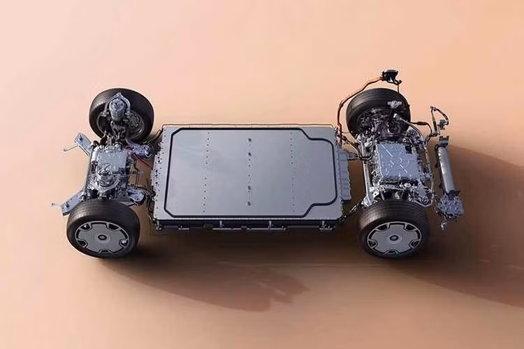 Ngoài ra, BYD Datang còn được trang bị hệ thống đánh lái bánh sau tiêu chuẩn với góc xoay tối đa 7 độ. Nhờ đó, bán kính quay đầu của mẫu SUV cỡ lớn này chỉ dừng ở mức 5,2 m. Xe cũng hỗ trợ chế độ di chuyển ngang kiểu “cua bò” giúp dễ xoay trở trong không gian hẹp.