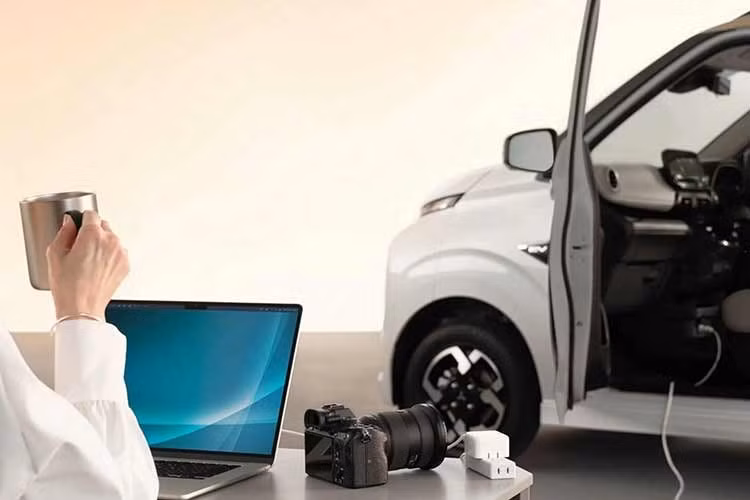 Bên dưới lớp thân vỏ của mẫu xe điện cỡ nhỏ này vẫn là mô-tơ điện có công suất tối đa 63 mã lực và mô-men xoắn cực đại 195 Nm. Bộ pin lithium-ion có dung lượng 20 kWh cũng được giữ nguyên, cho phạm vi hoạt động 180 km theo tiêu chuẩn WLTC, phù hợp với nhu cầu di chuyển trong đô thị.