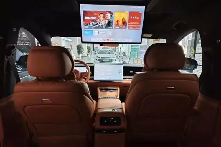 Được định vị như SUV đầu bảng, BYD Datang sở hữu kích thước dài x rộng x cao lần lượt là 5.263 x 1.999 x 1.790 mm. Một số cấu hình trang bị có thể nâng chiều dài lên 5.302 mm và chiều cao lên 1.800 mm. Chiều dài cơ sở đạt 3.130 mm.