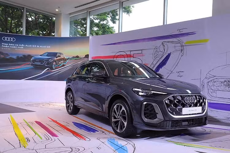 Nếu Q3 hướng tới nhóm khách hàng trẻ và năng động, Q5 thế hệ mới lại đại diện cho những bước tiến công nghệ quan trọng của Audi trong phân khúc SUV cỡ trung hạng sang. Đây là mẫu xe đầu tiên của Audi tại Việt Nam được phát triển trên nền tảng Premium Platform Combustion (PPC), kiến trúc hoàn toàn mới dành cho các dòng xe động cơ đốt trong thế hệ tiếp theo của hãng.