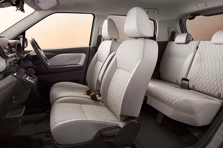 Phiên bản P cao cấp nhất của Mitsubishi eK Cross EV 2027 được bổ sung 2 cổng USB-C và 1 cổng USB-A. Ngoài ra, những tiện nghi như sưởi vô lăng và ghế trước được trang bị tiêu chuẩn ở phiên bản G tầm trung. Trang bị an toàn của Mitsubishi eK Cross EV cũng được nâng cấp. Hệ thống cảnh báo còn hành khách ở hàng ghế sau hiện được trang bị tiêu chuẩn trên toàn bộ dòng xe.