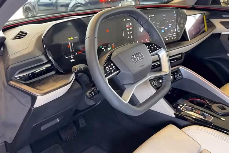Bên trong Q5 thế hệ mới, Audi giới thiệu không gian số hóa mang tên Audi Digital Stage. Đây được xem là một trong những khoang lái hiện đại nhất mà hãng từng trang bị cho dòng SUV cỡ trung. Hệ thống này bao gồm cụm màn hình cong MMI Panoramic sử dụng công nghệ OLED với màn hình đồng hồ kỹ thuật số 11,9 inch và màn hình giải trí trung tâm 14,5 inch.
