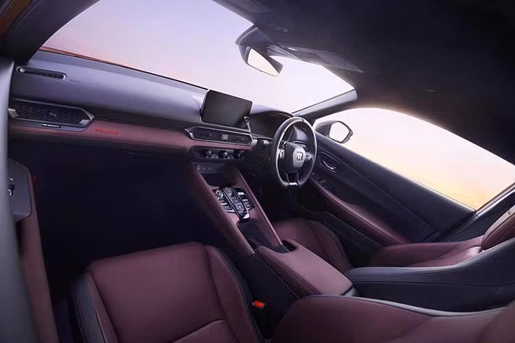 Không gian bên trong Prelude Limited Edition cũng được Honda điều chỉnh theo hướng cao cấp và tinh tế hơn. Khoang lái được phối màu Bordeaux kết hợp đen thay cho cách phối màu quen thuộc trên bản tiêu chuẩn. Tông màu đỏ rượu vang xuất hiện trên nhiều khu vực như ghế ngồi, bệ tỳ tay trung tâm, tapi cửa và các đường chỉ khâu.