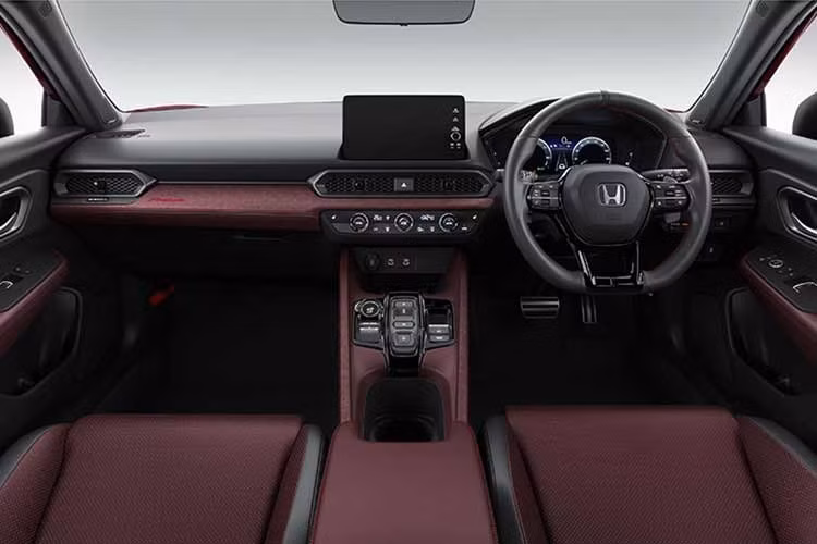Ghế trước của Prelude Limited Edition là cấu hình Combination Seat với vật liệu da thật kết hợp chất liệu Prime Smooth. Logo PRELUDE thêu trên tựa lưng ghế cũng được hoàn thiện cùng tông màu Bordeaux nhằm tăng tính nhận diện cho phiên bản giới hạn.