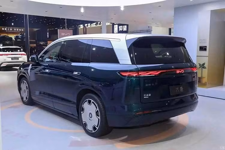 Không gian nội thất của BYD Datang sở hữu cấu hình 7 chỗ ngồi với cách bố trí 2+2+3 và vận hành trên nền tảng xử lý 3 nm. Hàng ghế trước được trang bị công nghệ không trọng lực độc lập. Hàng ghế thứ hai sử dụng ghế thương gia với khả năng ngả lưng tới 146 độ, bệ đỡ chân chỉnh điện góc 70 độ và màn hình giải trí treo trần kích thước 17,3 inch.