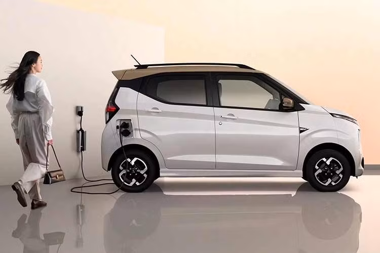 Bước sang phiên bản mới, mẫu xe kei car thuần điện nhà Mitsubishi sở hữu phần đầu xe được thiết kế lại. Trong đó, lưới tản nhiệt Dynamic Shield đặc trưng trên phiên bản cũ đã bị loại bỏ, thay thế bằng cản trước thiết kế mới với nhiều chi tiết sơn cùng màu thân xe hơn.