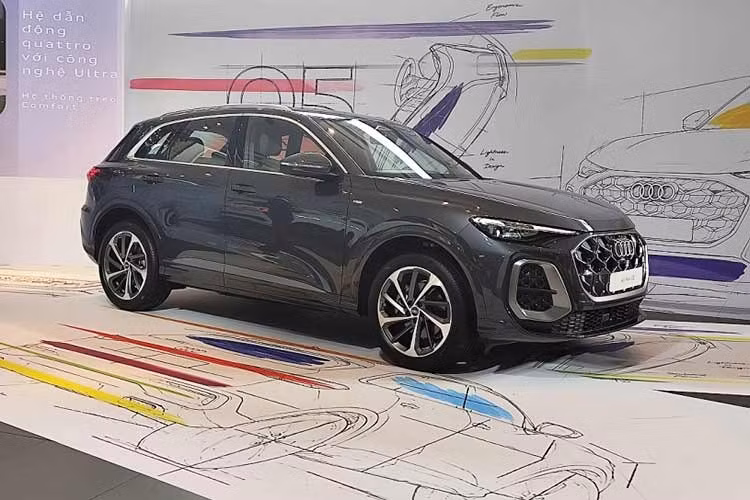 Q5 mới sở hữu động cơ xăng tăng áp bốn xi-lanh cho công suất 196 mã lực và mô-men xoắn cực đại 340 Nm. Sức mạnh được truyền tới bốn bánh thông qua hộp số S tronic 7 cấp và hệ dẫn động quattro với công nghệ ultra. Nhờ cấu hình này, cả Q5 SUV và Q5 Sportback đều có khả năng tăng tốc từ 0-100 km/h trong 7,2 giây.
