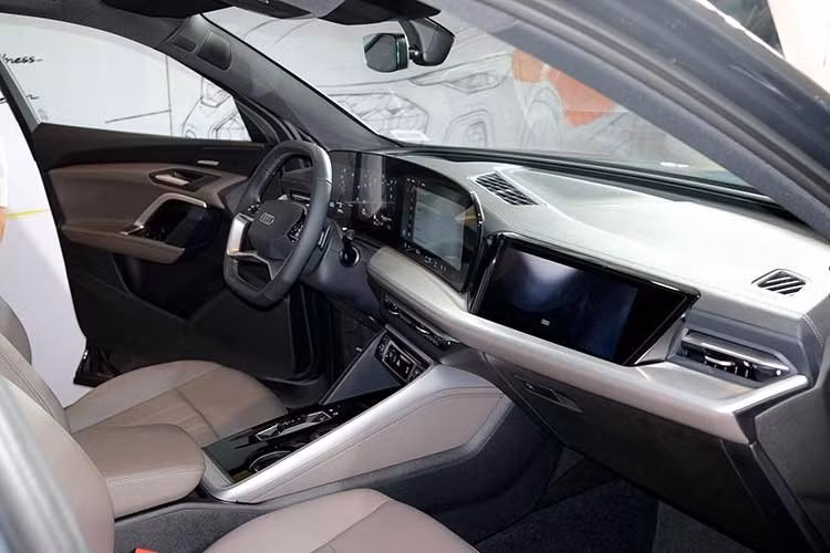 Không gian nội thất là khu vực thể hiện rõ nhất triết lý số hóa mới của Audi. Trung tâm khoang lái là cụm đồng hồ kỹ thuật số Audi Virtual Cockpit Plus kích thước 11,9 inch kết hợp màn hình giải trí MMI 12,8 inch, tạo thành hệ thống điều khiển trực quan và hiện đại.