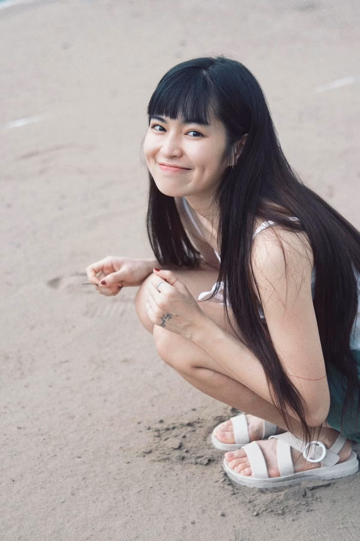 Trong nhiều bức ảnh hậu trường, chỉ cần Khánh Vân cười là netizen auto thả tim, khen “cưng xỉu”.