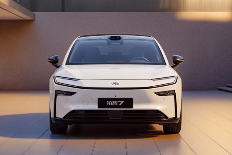 Ở thân xe, bZ7 áp dụng kiểu dáng fastback kết hợp cửa kính tam giác kéo dài, cửa không viền, tay nắm cửa bán ẩn và bộ mâm đa chấu đi kèm lốp kích thước 255/40R21. Đuôi xe gây ấn tượng với cánh gió “ducktail” thể thao.