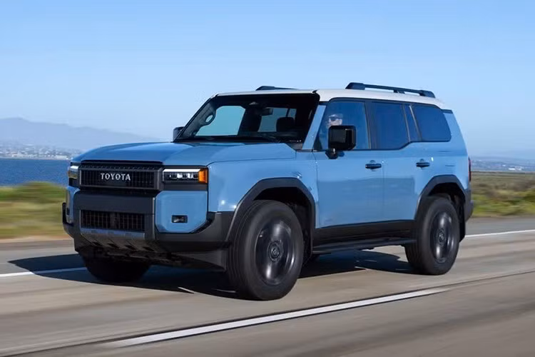 Mẫu xe SUV Toyota Land Cruiser 2026 đã chính thức có mặt tại các đại lý ở Mỹ. Dù không có nâng cấp về kỹ thuật so với phiên bản tiền nhiệm, giá bán của mẫu SUV địa hình này vẫn được điều chỉnh tăng, tiếp tục phản ánh xu hướng tăng giá chung trong ngành ôtô.