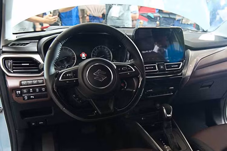 Các phiên bản SGX và GLX đi kèm màn hình giải trí trung tâm 9 inch, hỗ trợ Android Auto và Apple CarPlay, cùng hệ thống điều hòa tự động. Phiên bản tiêu chuẩn GL chỉ có màn hình 7 inch và điều hòa chỉnh cơ kỹ thuật số.