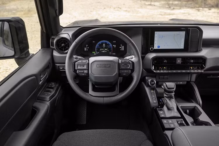 Ở vị trí cao hơn, Land Cruiser 2026 cũng sử dụng cùng hệ truyền động, có giá khởi điểm 63.275 USD, tăng từ mức 61.470 USD của đời trước. Khi cộng thêm các loại phí, mức giá trước khi chọn thêm trang bị lên tới 64.770 USD.