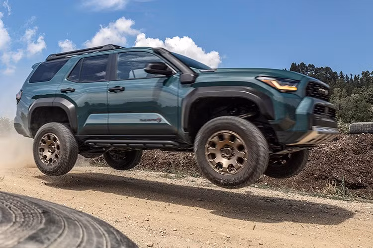 Hiện Toyota chưa công bố kế hoạch phân phối 4Runner 2026 ra ngoài thị trường Mỹ, cũng như chưa tiết lộ thêm thông tin về các phiên bản mở rộng trong tương lai.