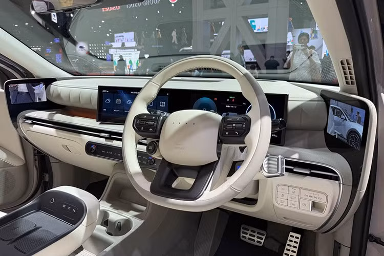 Hyundai NEXO không phát thải từ ống xả và còn có khả năng lọc bụi mịn trong quá trình hoạt động. Về an toàn, NEXO được trang bị Hệ thống Hỗ trợ Lái xe Nâng cao (ADAS), bao gồm các tính năng như hỗ trợ lái xe trên đường cao tốc, giám sát toàn cảnh, hỗ trợ đỗ xe từ xa và hệ thống túi khí nâng cao.