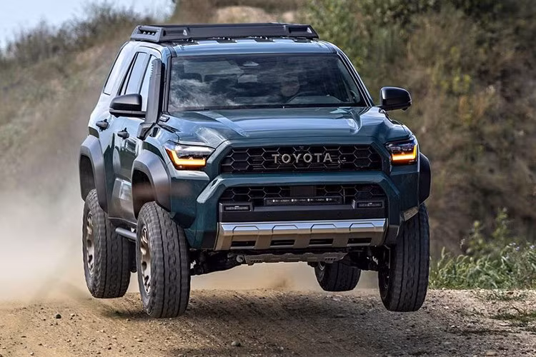 Toyota 4Runner 2026 có giá khởi điểm từ 41.570 USD (khoảng 1,08 tỷ đồng), tăng khoảng 800 USD (21 triệu đồng) so với đời trước, trong khi phí vận chuyển cũng điều chỉnh nhẹ lên mức 1.495 USD (39,35 triệu đồng).