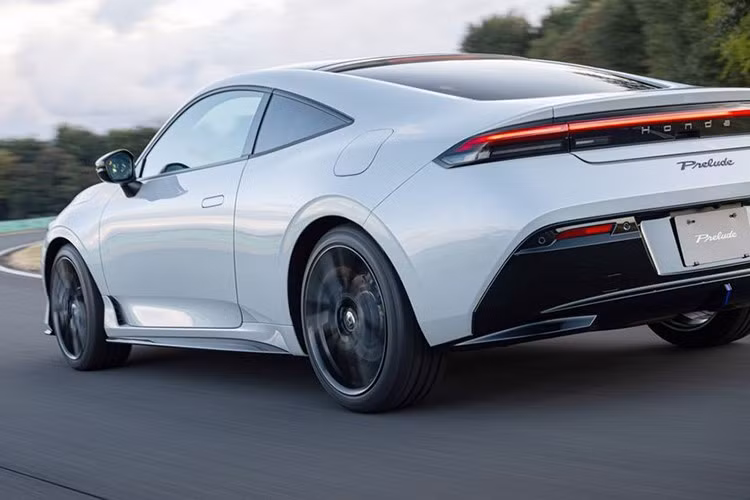 về ngoại thất, Honda Prelude 2026 sở hữu phần đầu xe nổi bật với cụm đèn pha sắc nét tích hợp dải LED định vị hình chữ "L", kết hợp cùng một dải đèn LED ngang đầu xe. Cản trước với hốc gió trung tâm dạng lưới tổ ong tạo điểm nhấn mạnh mẽ.