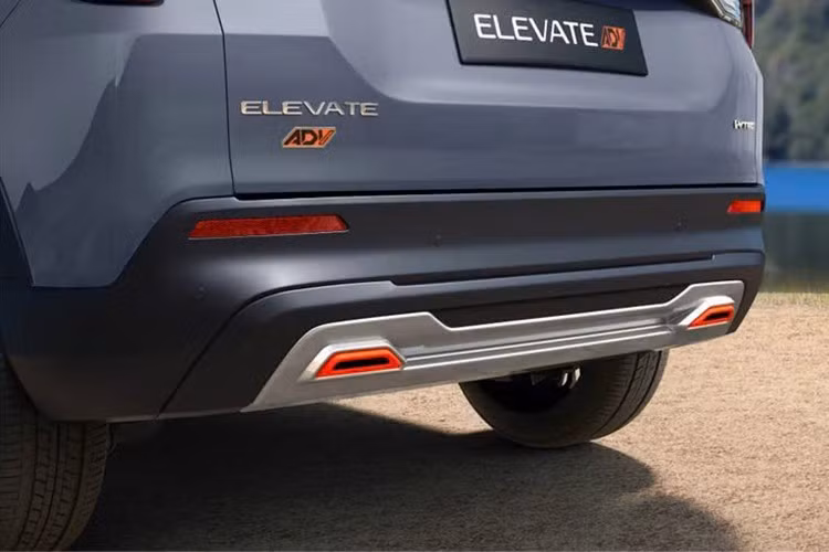 Người dùng có thể lựa chọn hai màu ngoại thất: xám Meteoroid hoặc bạc Lunar cho Honda Elevate ADV Edition, cả hai đều có tùy chọn mui đen tương phản.