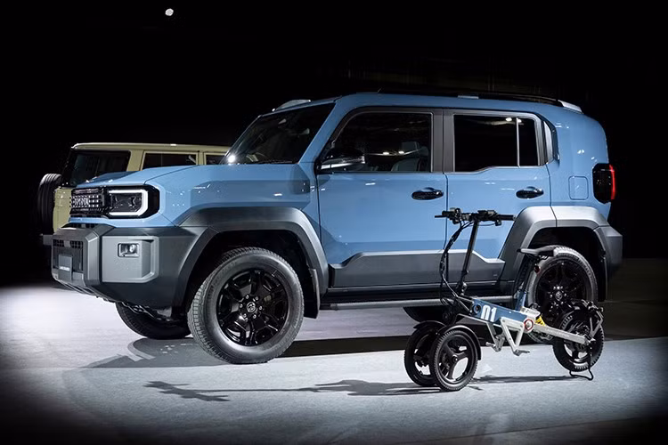 Toyota cho biết khung gầm xe đã được gia cố nhằm tăng độ cứng thân, cải thiện độ ổn định và khả năng xử lý trong nhiều điều kiện vận hành. Hãng cũng đã thực hiện nhiều bài thử nghiệm off-road thực tế để đảm bảo mẫu xe nhỏ nhất trong gia đình Land Cruiser vẫn giữ được phẩm chất "địa hình" đáng tin cậy.