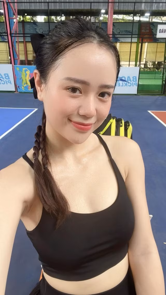 Trang phục được Mai Linh Zuto diện cũng dần đơn giản hơn, ưu tiên sự thoải mái và tiện dụng. Sự chuyển mình này ban đầu khiến nhiều người hâm mộ bất ngờ. Nhưng rất nhanh sau đó, họ đã đón nhận và dành những lời khen ngợi chân thành.