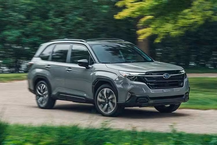 Vào hồi tháng 5/2026, đã xuất hiện tin đồn về việc Subaru Forester Hybrid chuẩn bị ra mắt Việt Nam vào cuối năm 2026. Đến nay, đại lý đã hé lộ thêm về thời điểm trình làng và giá bán của mẫu SUV cỡ C này. Theo thông tin từ đại lý, Subaru Forester Hybrid sẽ được giới thiệu ở Việt Nam vào tháng 10/2026 tới đây.