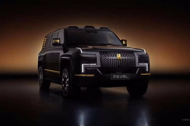 BYD vừa công bố hình ảnh chính thức của Yangwang U8L Snowcrest Edition, phiên bản 4 chỗ. Xe có kích thước dài x rộng x cao lần lượt 5.400 x 2.049 x 1.921 mm, chiều dài cơ sở đạt 3.250 mm. Theo BYD, mẫu SUV này dài hơn khoảng 17 mm so với Cadillac Escalade tiêu chuẩn.