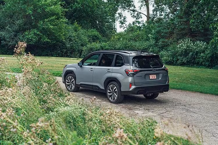 Ngoài ra, Subaru Forester Hybrid 2026 còn có hệ thống định tâm làn đường, hỗ trợ giữ làn, kiểm soát hành trình thích ứng và dừng khẩn cấp. Bên cạnh đó là 8 túi khí, hệ thống giám sát người lái, camera toàn cảnh 360 độ, phanh tự động khi lùi và điều hướng mô-men xoắn chủ động.