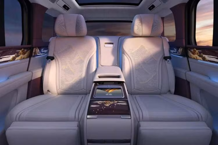 Cung cấp sức mạnh cho xe là hệ truyền động EREV với sự kết hợp của mô tơ điện với động cơ xăng tăng áp 2.0L đóng vai trò làm máy phát điện kết hợp bộ pin Blade 2.0 dung lượng 56,58 kWh hỗ trợ sạc nhanh. Khả năng vận hành được đảm nhiệm bởi bốn mô-tơ điện, mỗi bánh xe sử dụng một mô-tơ riêng, tạo ra tổng công suất 1.180 mã lực và mô-men xoắn cực đại 1.280 Nm.